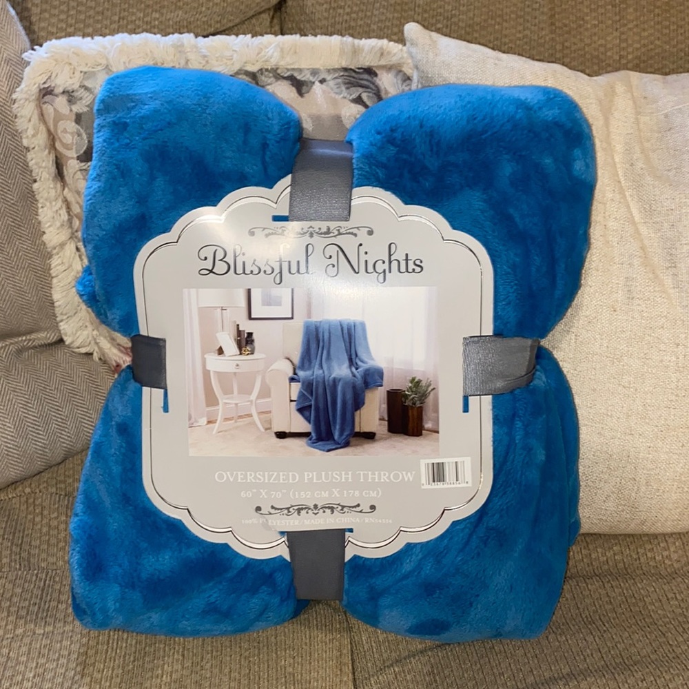 💙NWT Blissful Nights Oversized Plush Throw Blanket